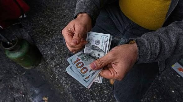 نبرد بر سر دلار/  ایران چگونه از تحولات مالی جهان برای کاهش فشار تحریم‌ها استفاده کند؟