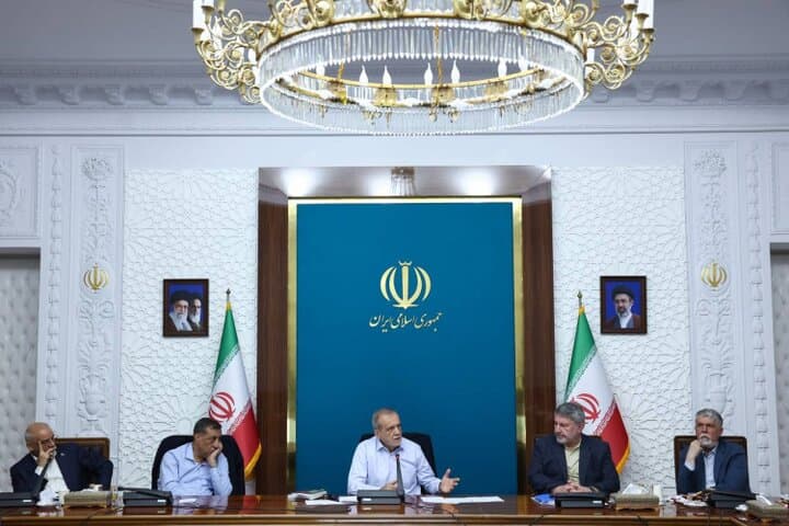 پزشکیان: با همراهی مردم مقابل زورگویی می‌ایستیم/ تأمین معیشت مردم اولویت اصلی ماست