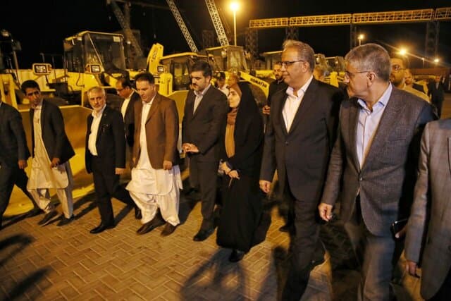 بازدید وزیر راه از ۵۰ دستگاه ماشین‌آلات سنگین راهداری وارداتی