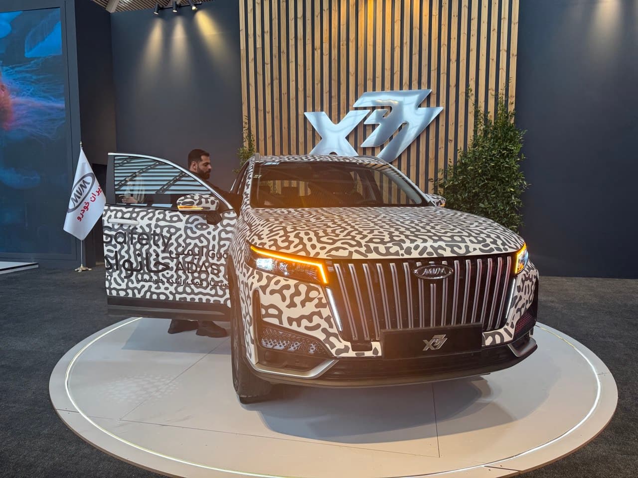 رونمایی مدیران خودرو از ام وی ام X77