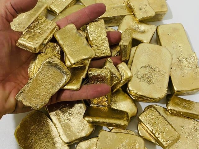 طلای جهانی از حرکت بازماند