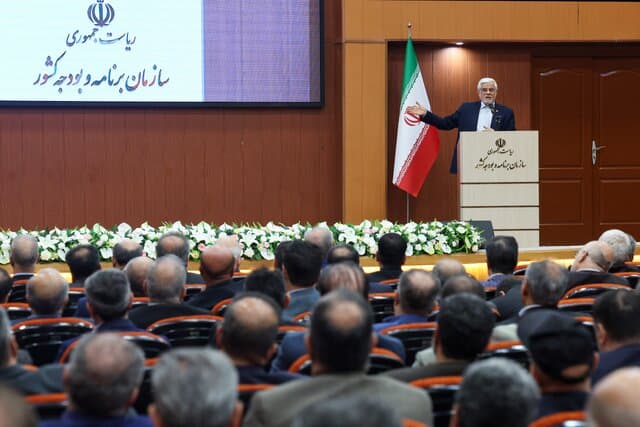 عارف: نباید برای خوشایند مسئولان داده‌ها دستکاری شود