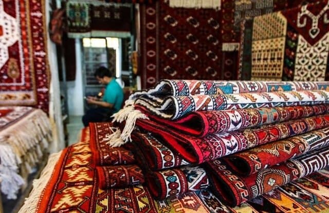 بازار فرش دستباف در رکود/ چرا قالیبافان از حرفه خود می‌روند؟