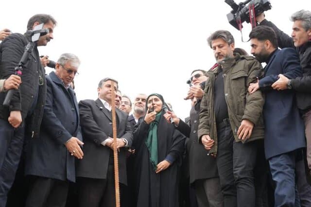 اتمام عملیات ریل‌گذاری راه‌آهن اردبیل-میانه با حضور وزیر راه و شهرسازی