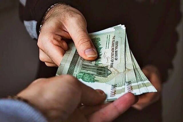 مبلغ عیدی و پاداش امسال کارگران/کارفرمایان عیدی را به روزهای آخر سال موکول نکنند