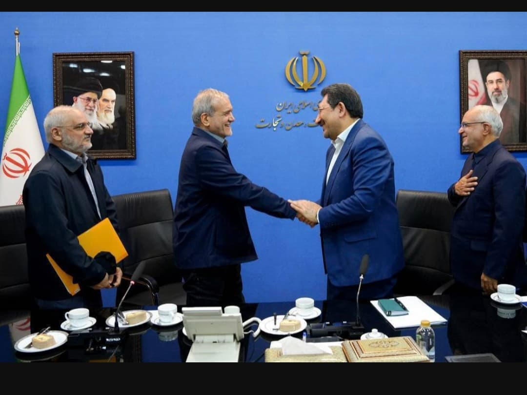 رئیس جمهور با حضور در وزارت صنعت، معدن و تجارت، از نزدیک در جریان آخرین وضعیت بخش‌های مختلف صنعتی و تولیدی کشور قرار گرفت