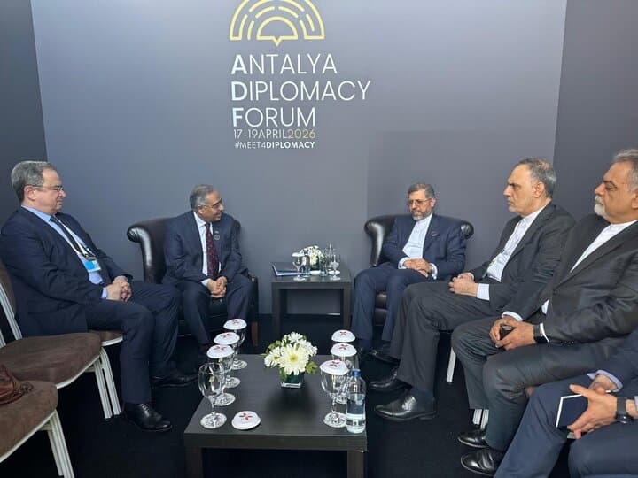 دیدار دبیر کل سازمان «دی ۸» با معاون وزیر امور خارجه ایران