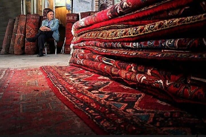 از اصل ماجرا که تولید فرش بود غافل ماندیم/ ۷۰ درصد مواد اولیه وارداتی است