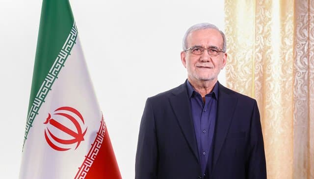 پزشکیان: نخبه کسی است که اگر به مشکل برخورد، در نرود